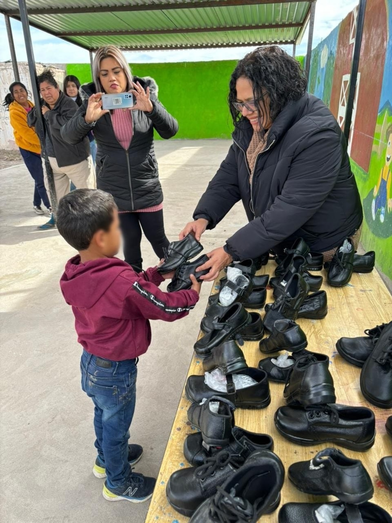 Ayuntamiento de Gómez Palacio apoya con calzado escolar a niños del área urbana y rural. (CORTESÍA)