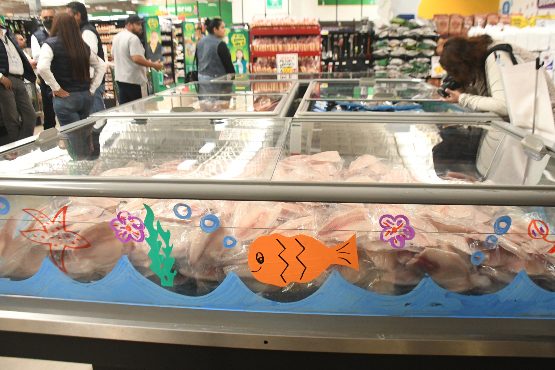 Pescados ofertados en un supermercado. (ARCHIVO)