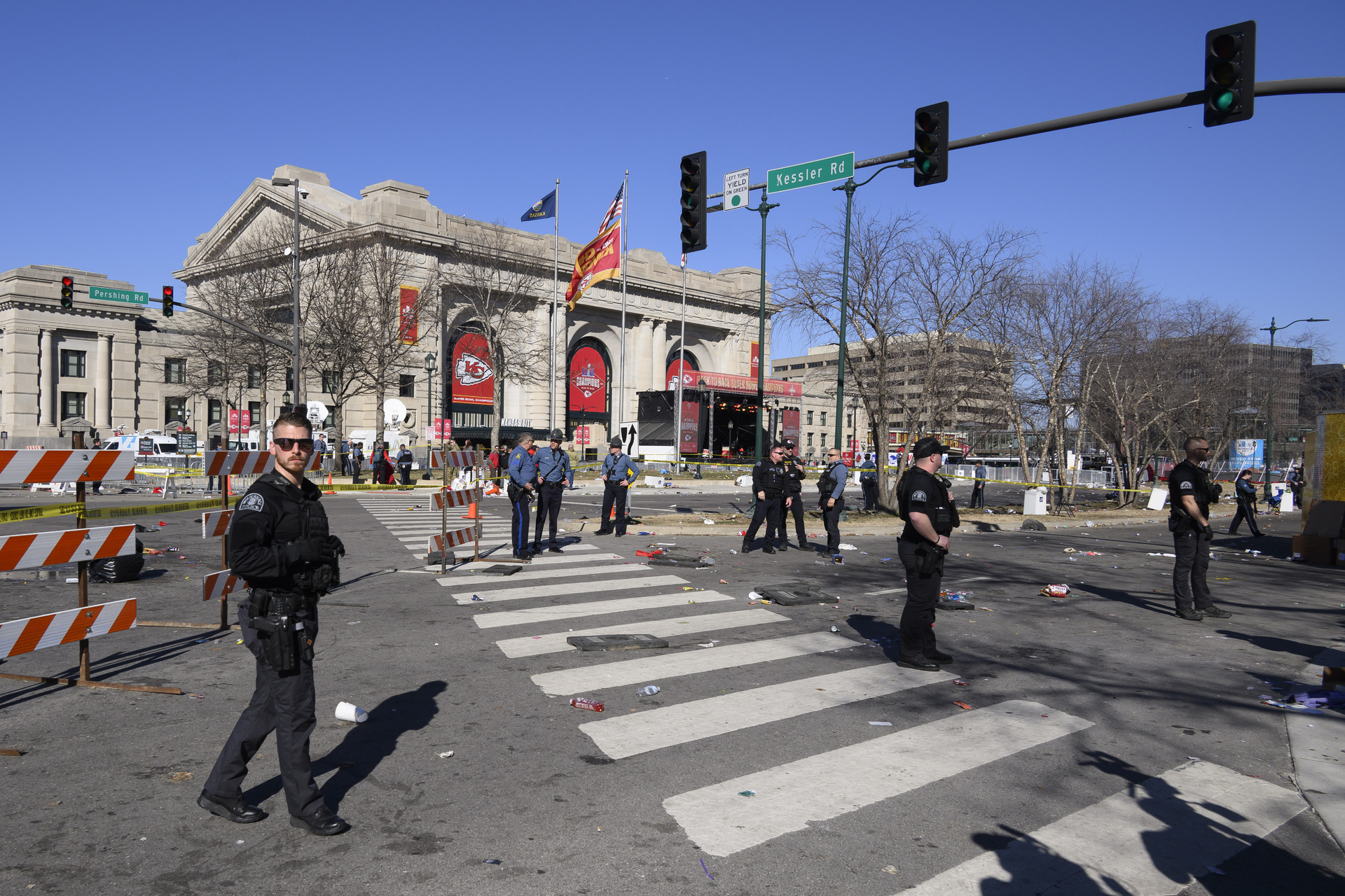 La policía acordona el área donde ocurrió el tiroteo en Kansas City durante la celebración del desfile por el Super Bowl. (AP)