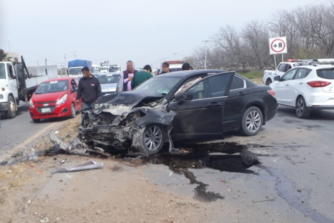 El  vehículo de la marca Honda negro accidentado. (EL SIGLO DE TORREÓN)