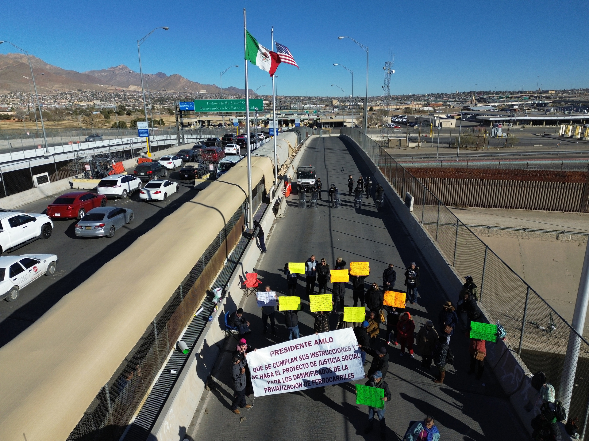 Fotografía tomadas con un drone que muestra trabajadores ferrocarrileros protestando, hoy en El Puente Internacional Cordova de las Américas en Ciudad Juárez, Chihuahua (México). (ARCHIVO)