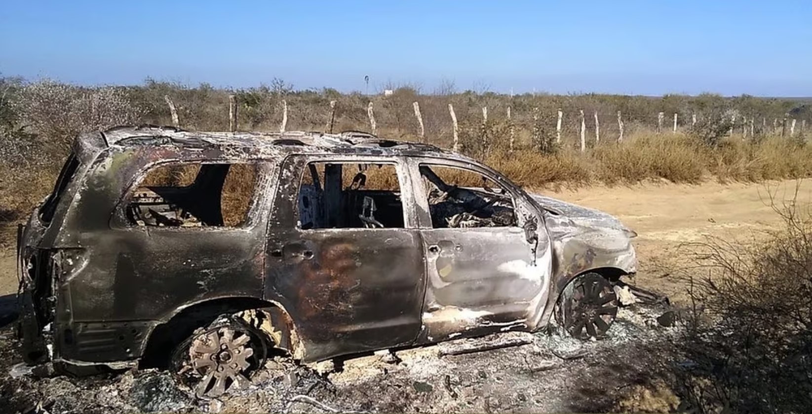 Uno de los vehículos en los que viajaban los migrantes que fueron atacados en Tamaulipas. (ARCHIVO)