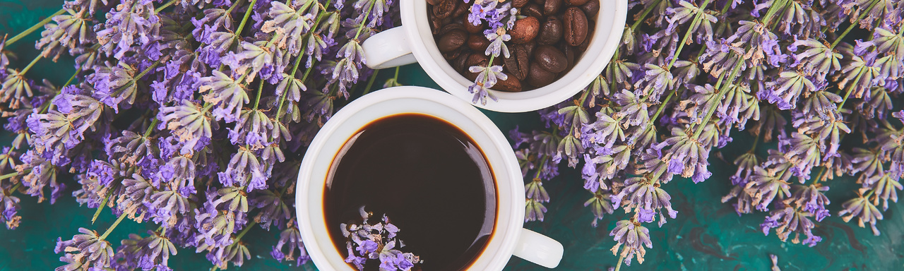 El consumo regular de café de lavanda con leche puede contribuir al bienestar emocional (ESPECIAL)