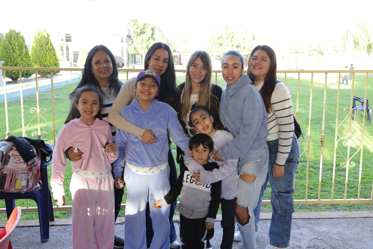 Mary, Pamela, Itzel, Linda, Mix, Paula, Sara, Luciana y Thiago.