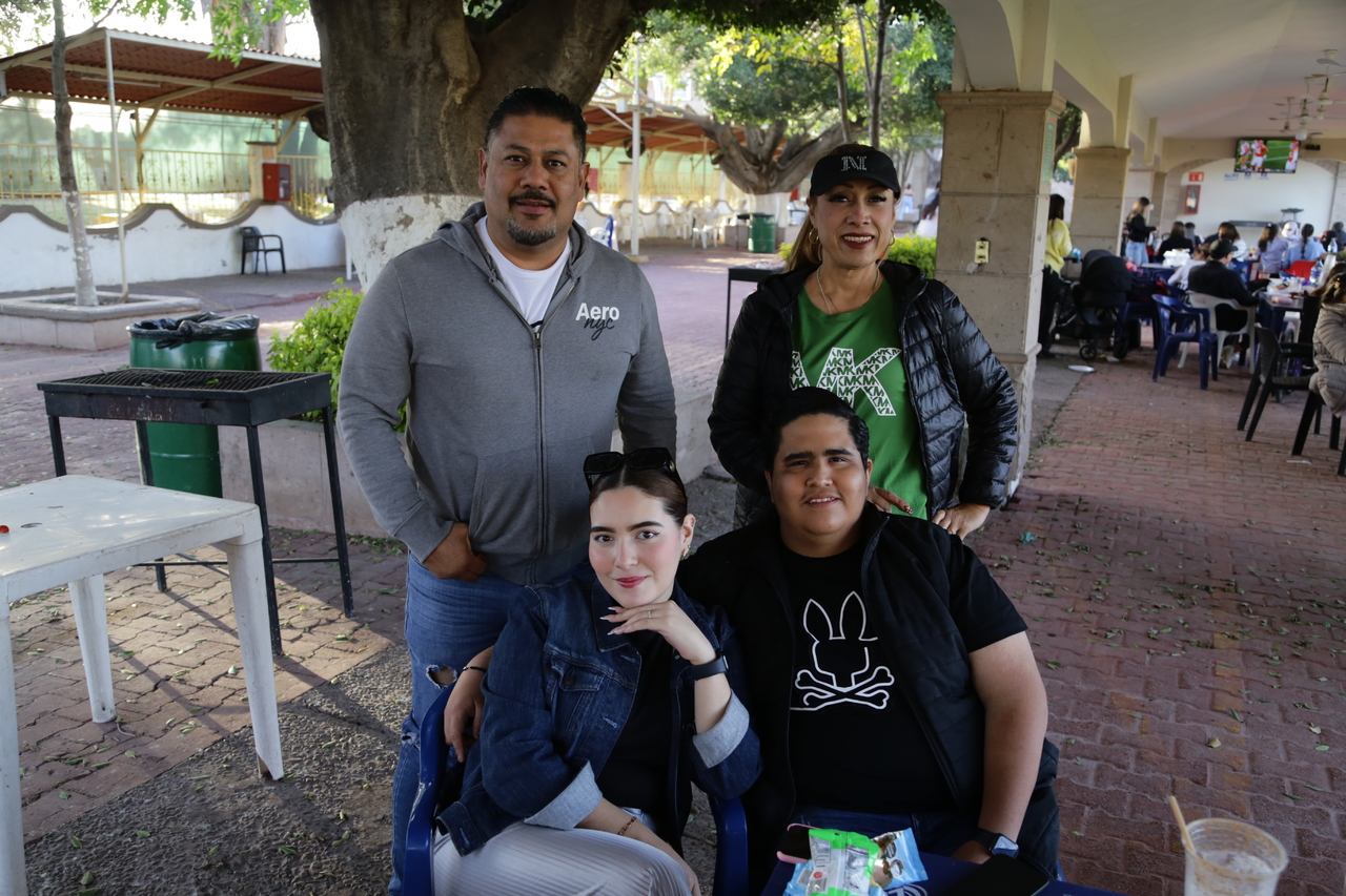 Charo, María del Rosario, Victoria y Toño García.