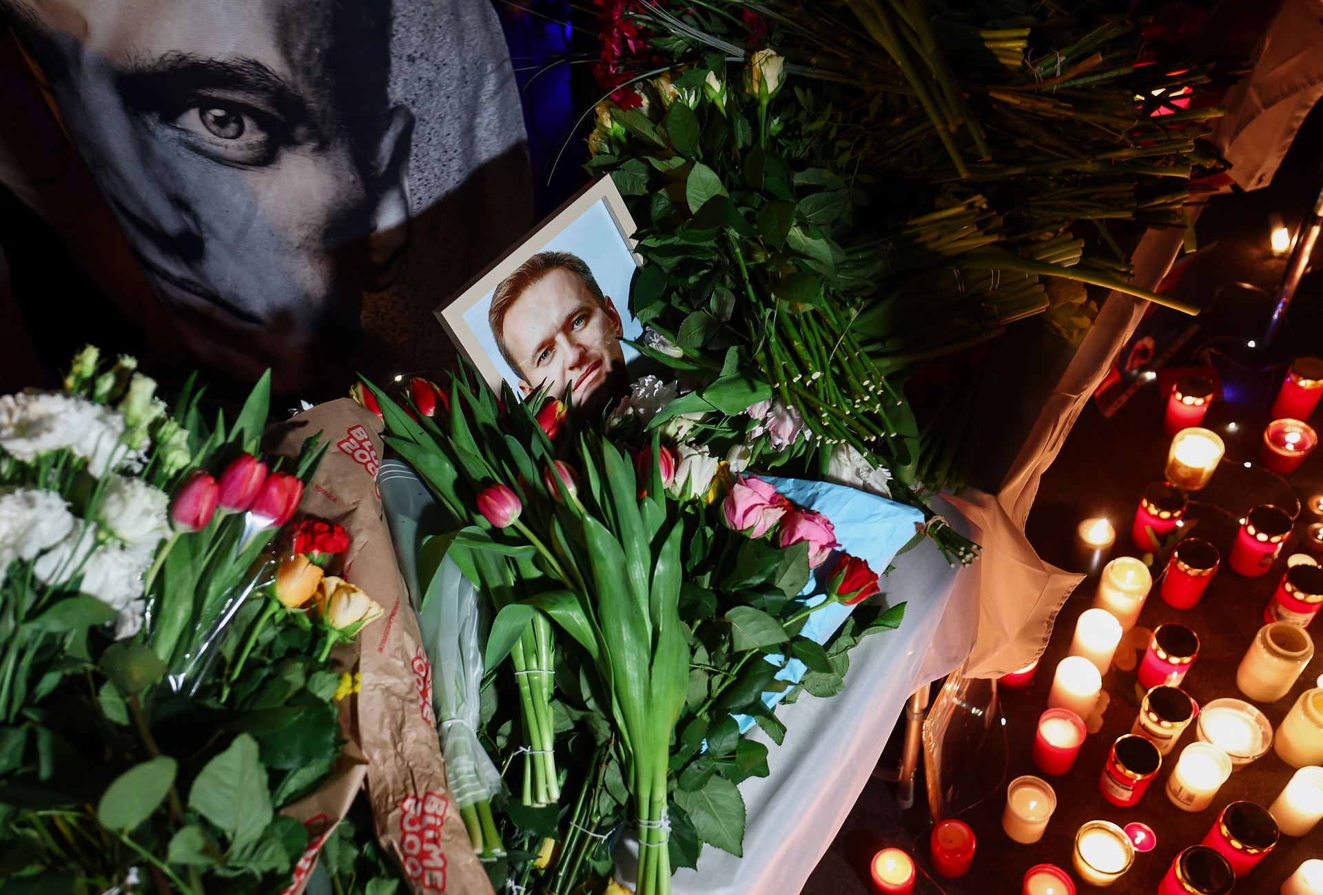 Rusos dejan flores alrededor de la imagen de Alexéi Navalny, el mayor opositor de Vladimir Putin. 