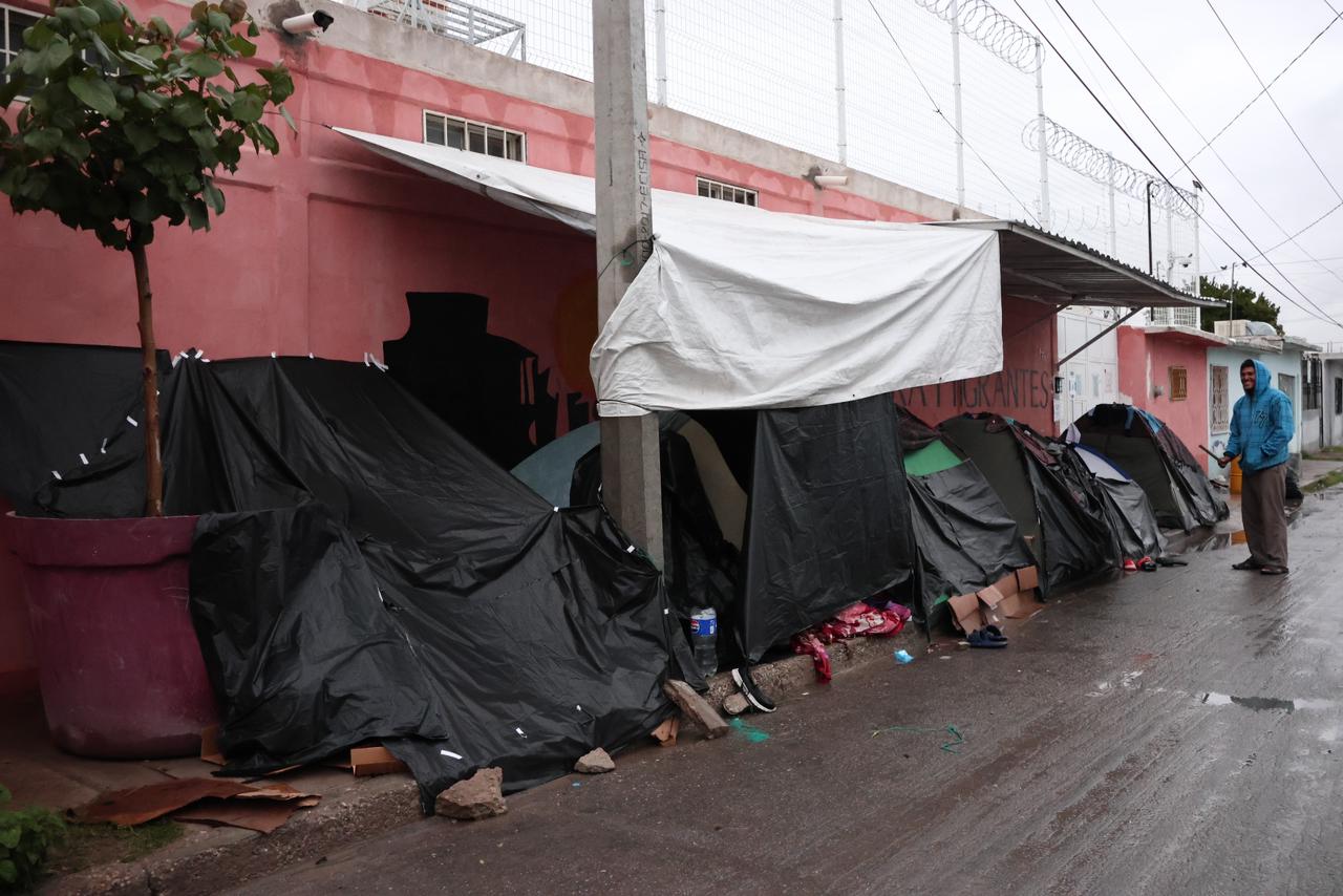 Lluvia dificulta el paso de migrantes en La Laguna; acampan con bolsas de basura