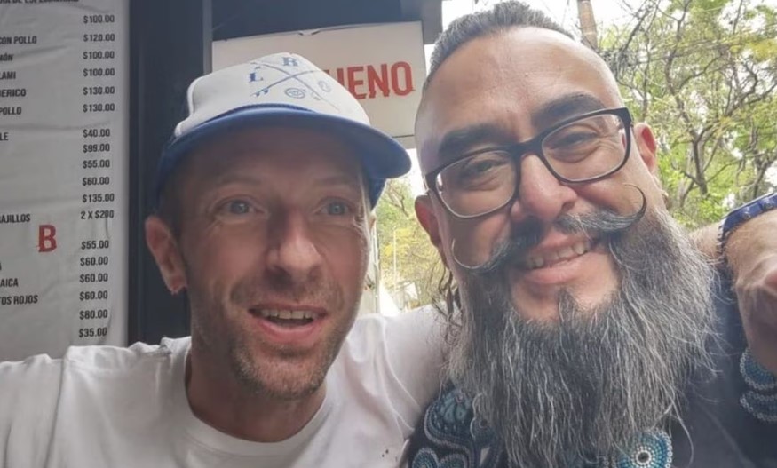 Chris Martin de Coldplay es captado en una barbería de CDMX