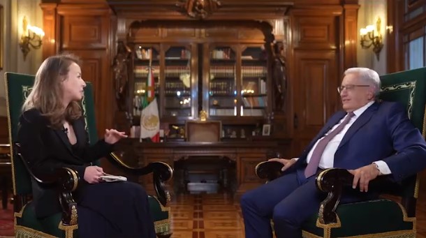  la periodista rusa Inna Afinogenova entrevista al presidente López Obrador. (ESPECIAL)