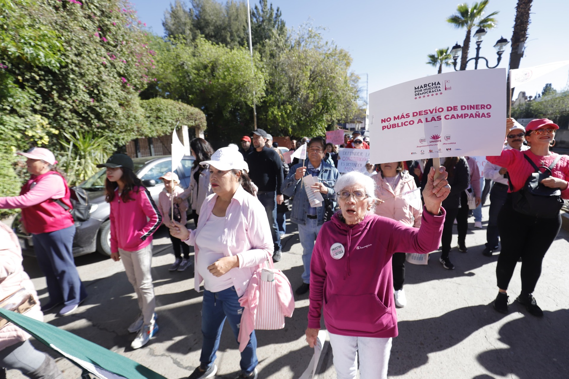 Asistentes a la marcha en defensa de la democracia. (EL SIGLO DE DURANGO)