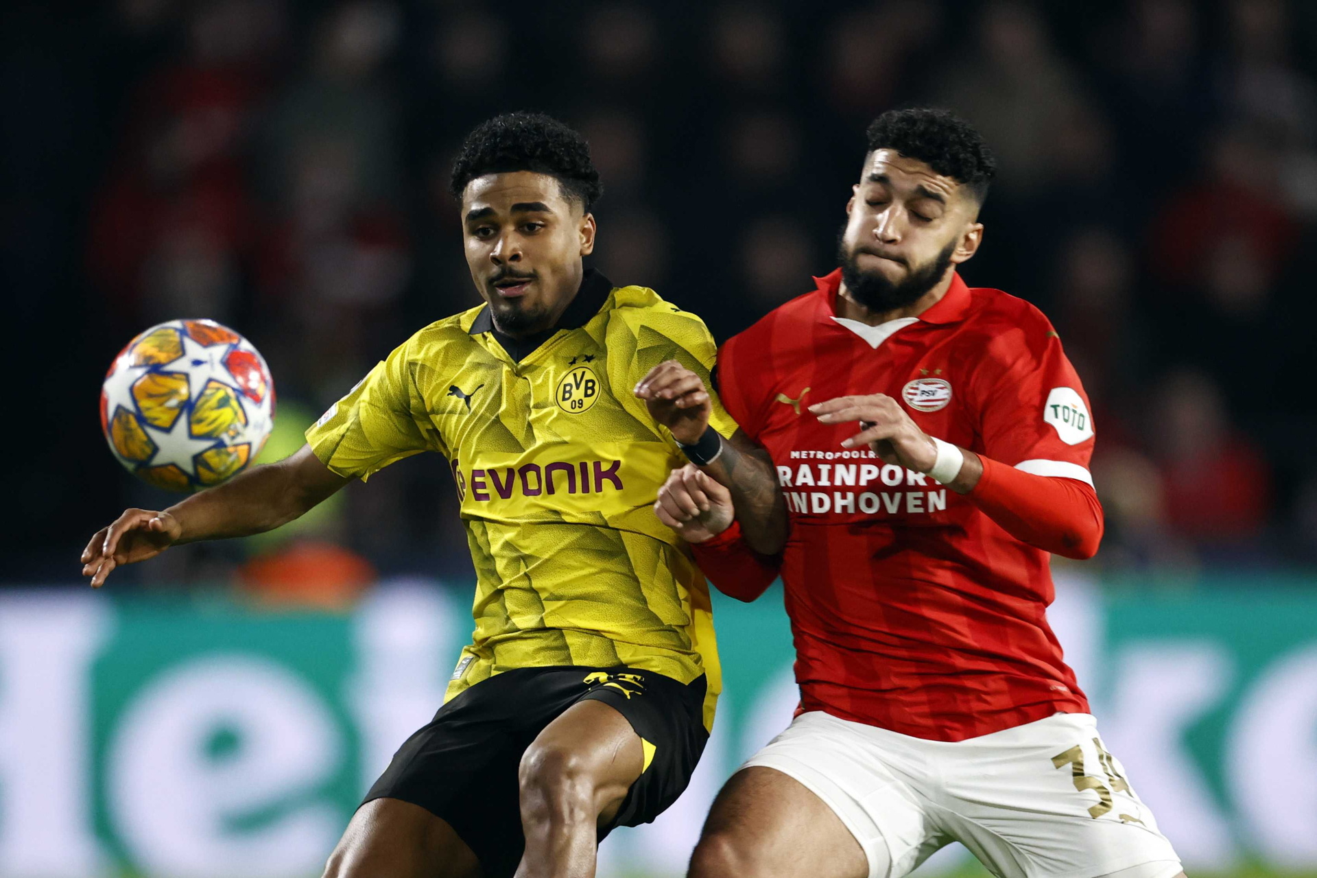 Ian Maatsen (izquierda) del Borussia Dortmund e Ismael Saibari del PSV Eindhoven en acción durante el partido de ida de los octavos de final de la Liga de Campeones de la UEFA entre el PSV Eindhoven y el Borussia Dortmund en el estadio Phillips de Eindhoven, Países Bajos, el 20 de febrero de 2024.