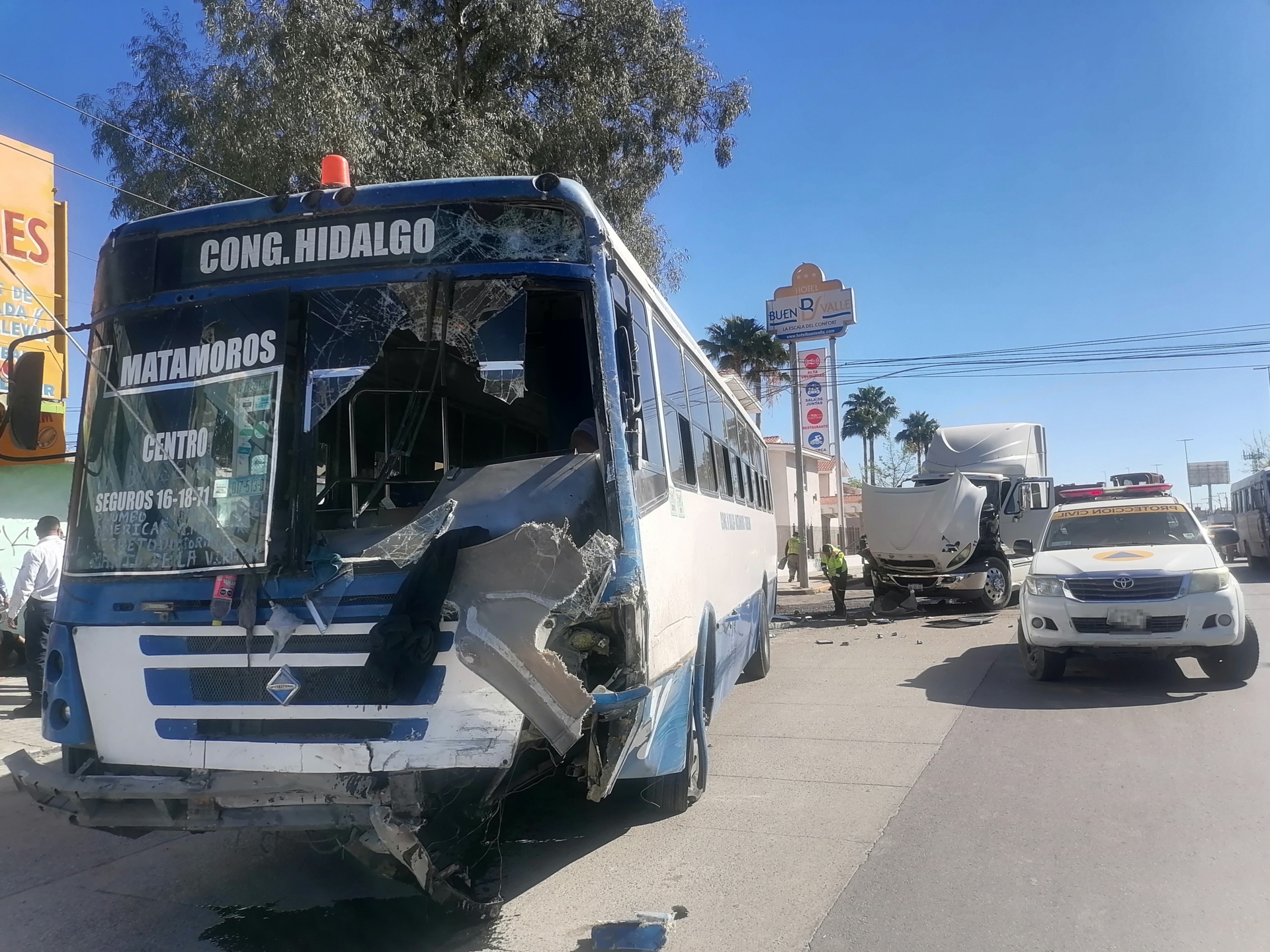 El camión de la ruta Congregación Hidalgo accidentado. (EL SIGLO DE TORREÓN)