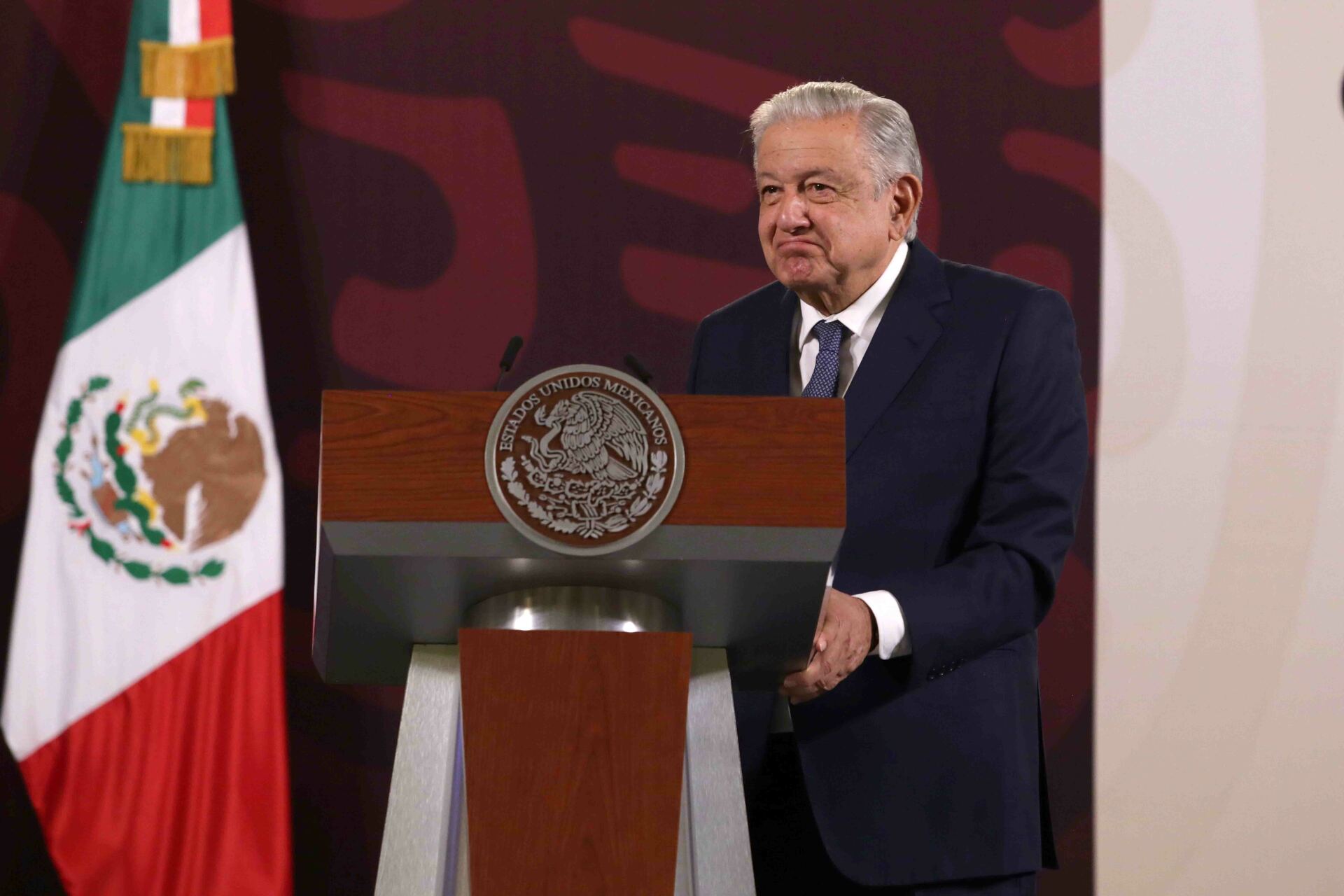 El presidente Andrés Manuel López Obrador calificó como 'una actitud prepotente y autoritaria', el que YouTube haya bajado la conferencia del 22 de febrero en donde difundió el celular de Natalie Kitroeff, coautora del reportaje publicado en el periódico The New York Times en el que señala de que funcionarios cercanos al presidente y sus hijos podrían haber recibido dinero del crimen organizado.