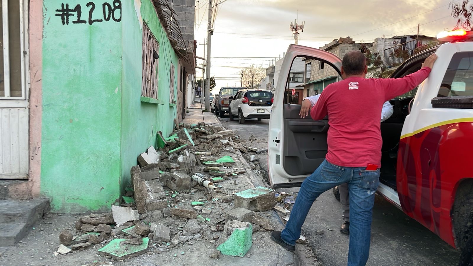 Luego de que se derrumbara la loza de una casa, una mujer de la tercera edad y su nieta resultaron lesionadas, por lo que fueron trasladadas a un hospital la tarde de este lunes en el municipio de Saltillo.