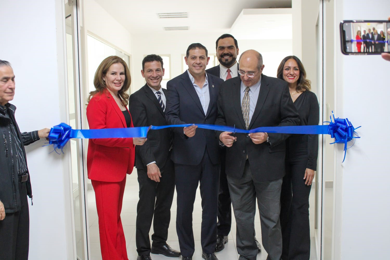 A la inauguración de la Clínica de Prostodoncia Avanzada de Torreón acudió el rector de la UA de C, Jesús Octavio Pimentel.