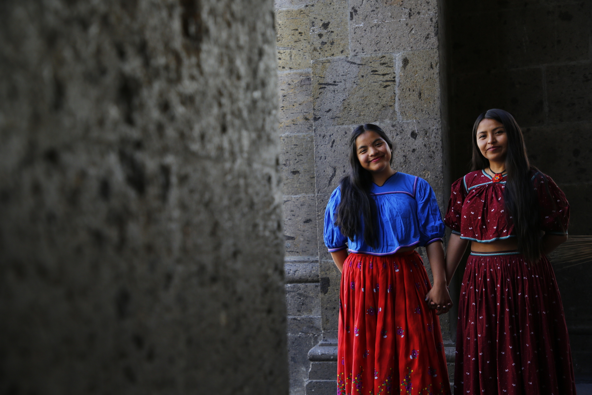 Dos jóvenes sonriendo. (ARCHIVO)