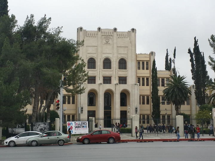 Los responsables del reciente robo perpetrado en las instalaciones de la Preparatoria Ateneo Fuente, son cuatro menores de edad que se encuentran sujetos al reglamento de la Universidad Autónoma de Coahuila (UAdeC), indicó el rector Octavio Pimentel Martínez, tras afirmar que al parecer uno de ellos es reincidente.