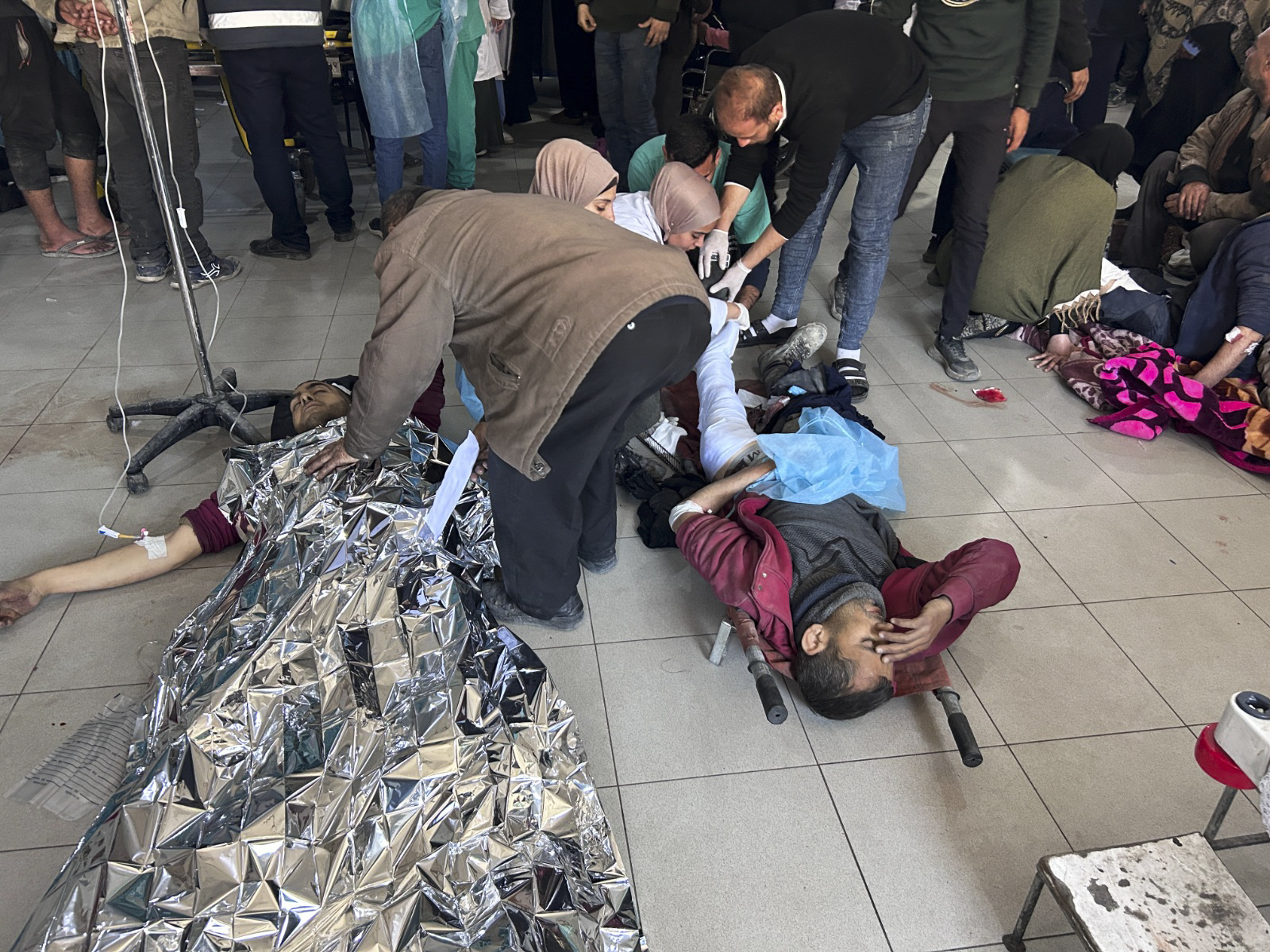 Palestinos heridos que esperaban ayuda humanitaria en Ciudad de Gaza. (AP)