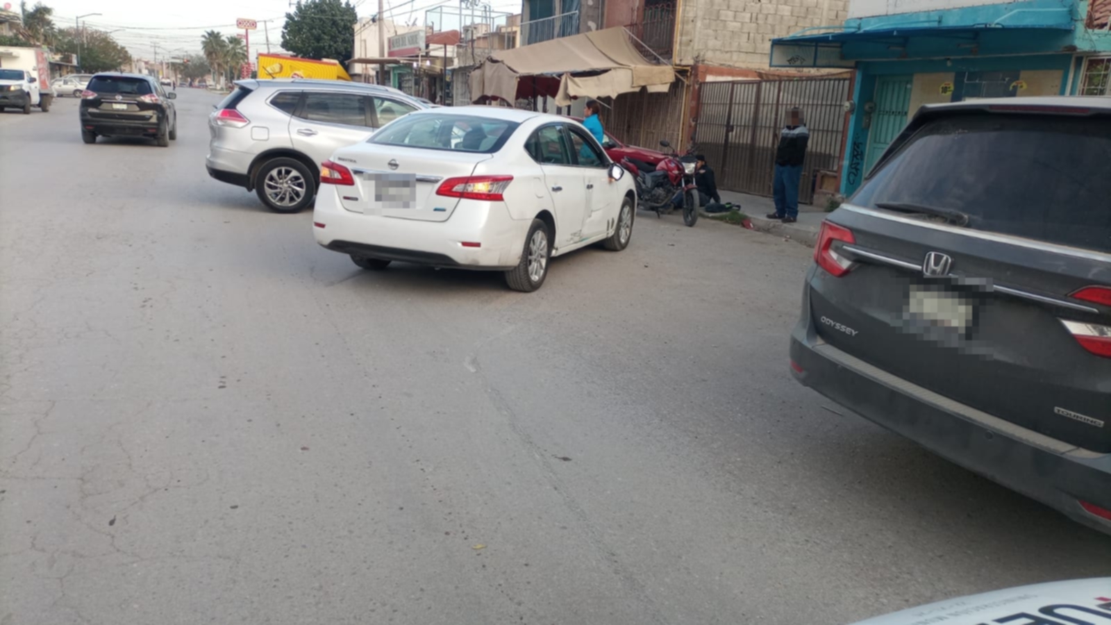Choque de auto con motociclista en la intersección de la calzada Sección 38 y avenida de Los Metales. (EL SIGLO DE TORREÓN)