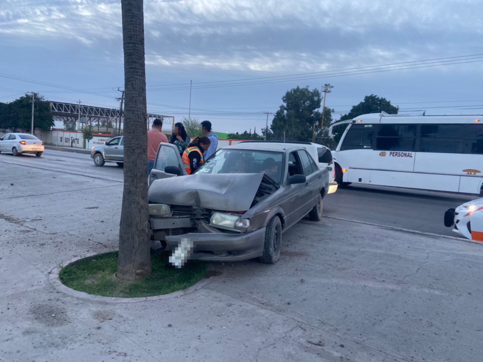 Nissan línea Tsuru en color gris modelo 2004. (EL SIGLO DE TORREÓN)