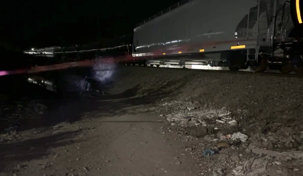 Un hombre murió  luego de que resultó con amputación de sus extremidades tras ser arrollado por el tren mientras caminaba por las vías, durante la madrugada de este domingo en Saltillo. 