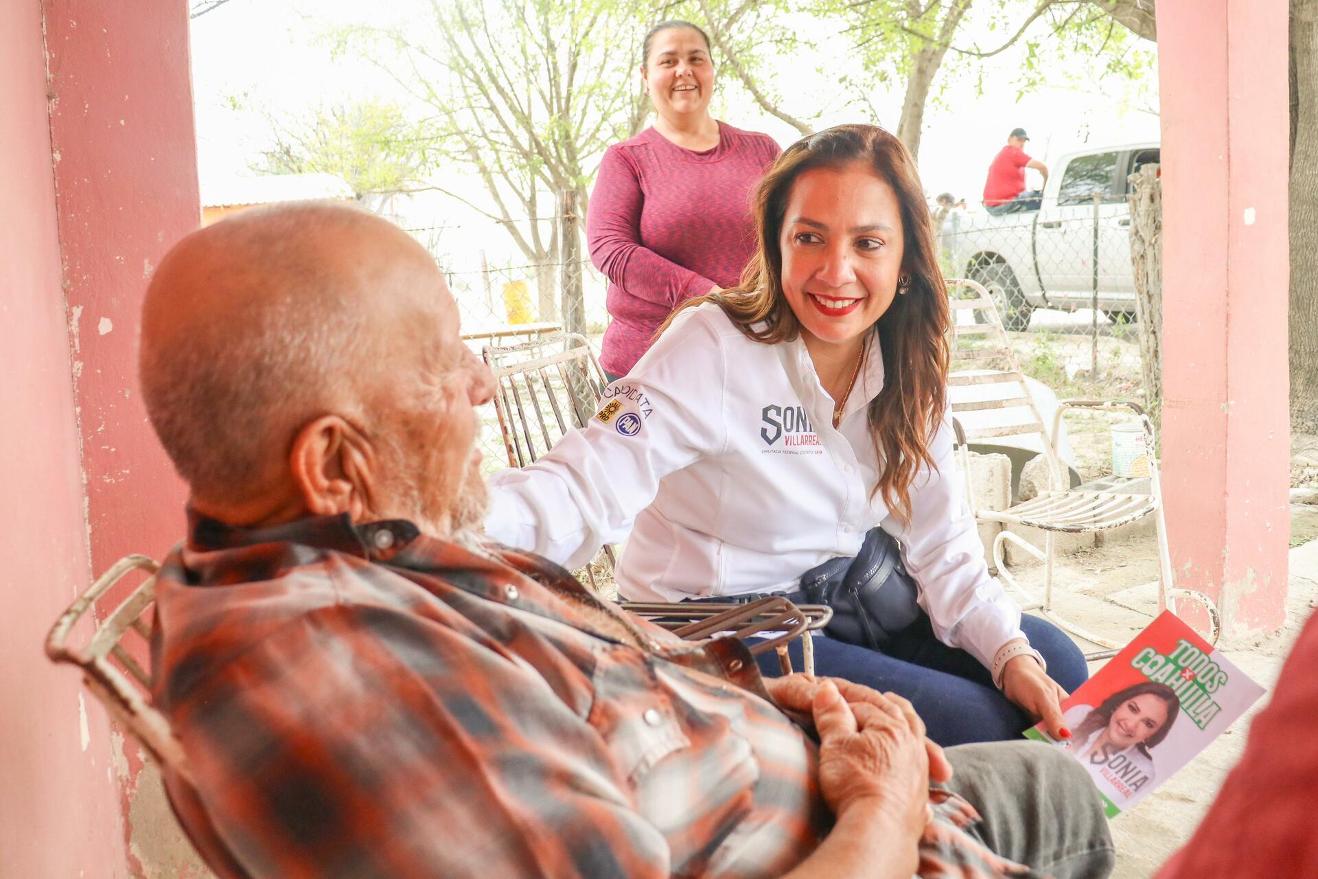 Durante su cuarto día de campaña, Sonia Villarreal Pérez, candidata a Diputada Federal por el Distrito 01 por la coalición Fuerza y Corazón por México, acudió al ejido El Mimbre en el municipio de Zaragoza, casa por casa, para escuchar las inquietudes de sus habitantes y darles a conocer sus propuestas de campaña.