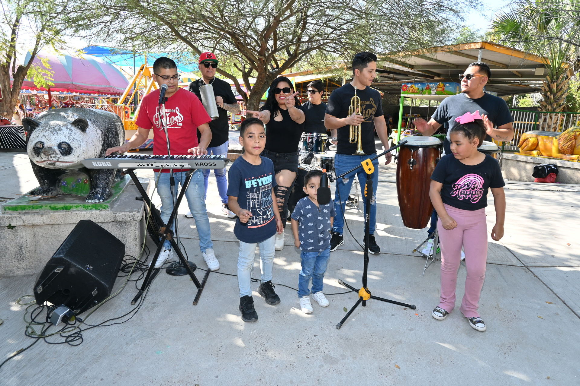 Sorprende la cumbia lagunera El Cuyeyo de Los Hermanos Ríos en el Bosque Carranza