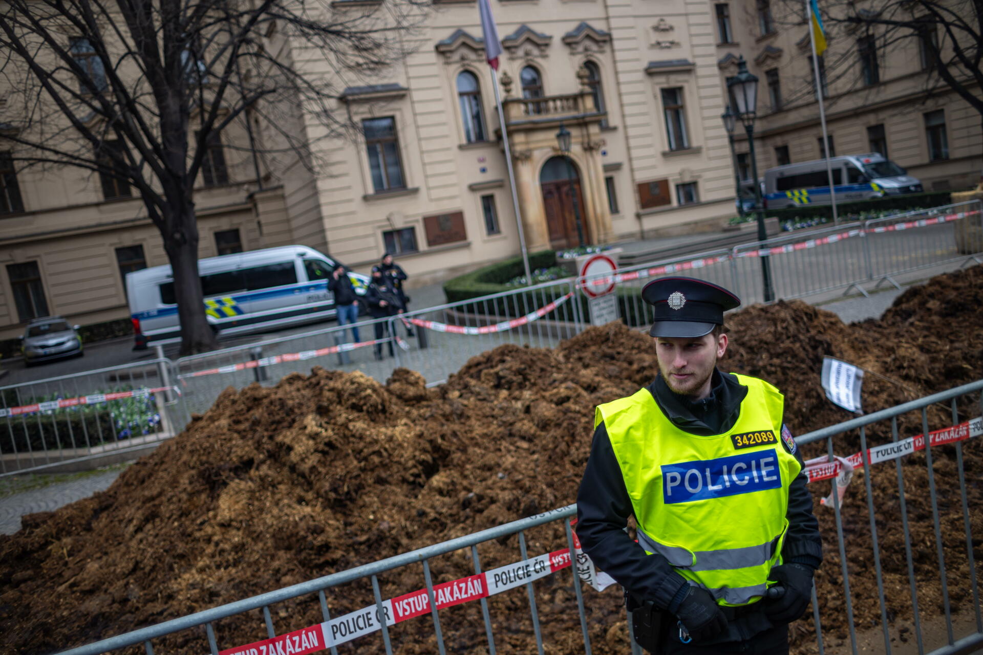 Agricultores derraman estiércol en sede del Gobierno en Praga