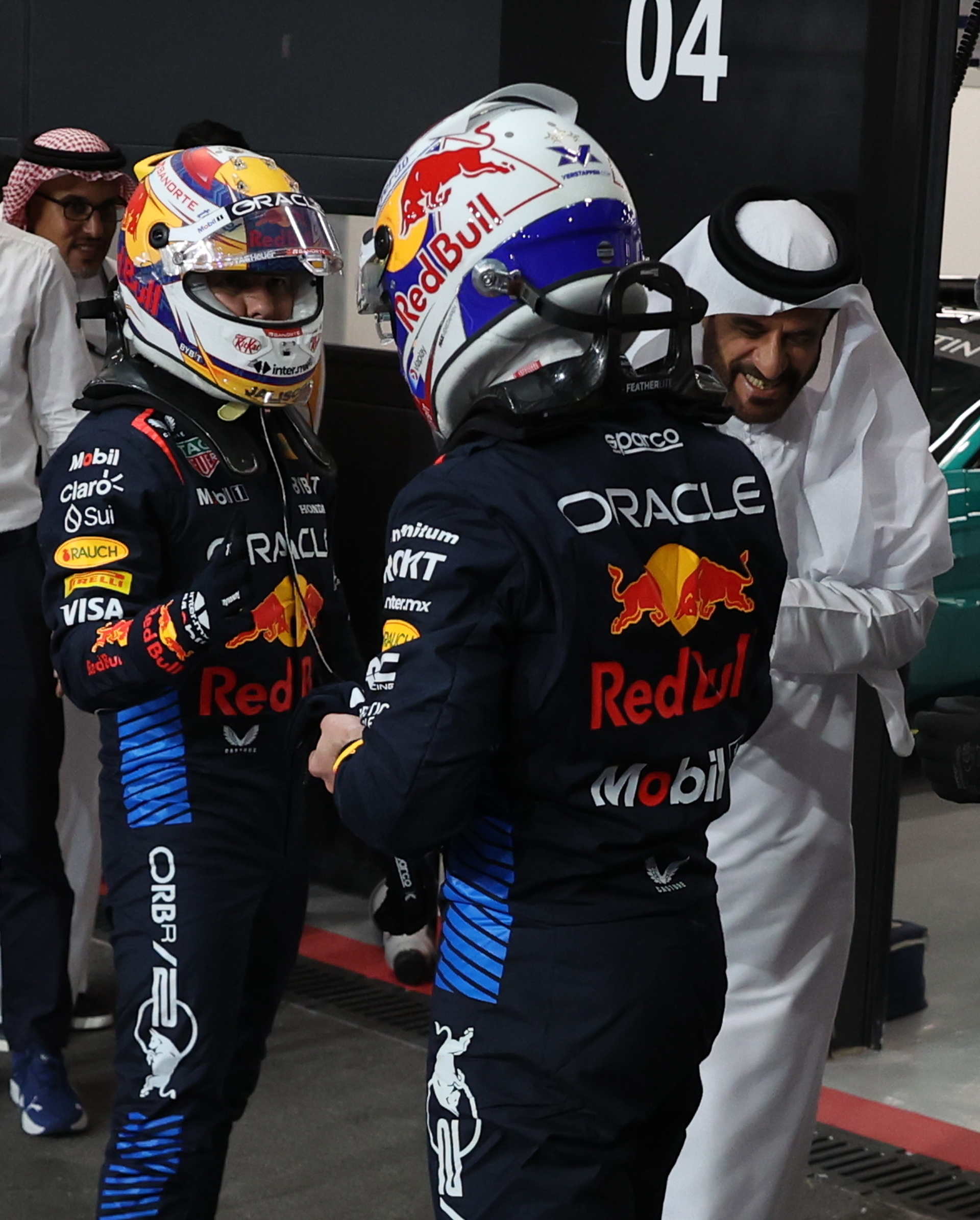 Elementos del equipo de Red Bull se saludan. 