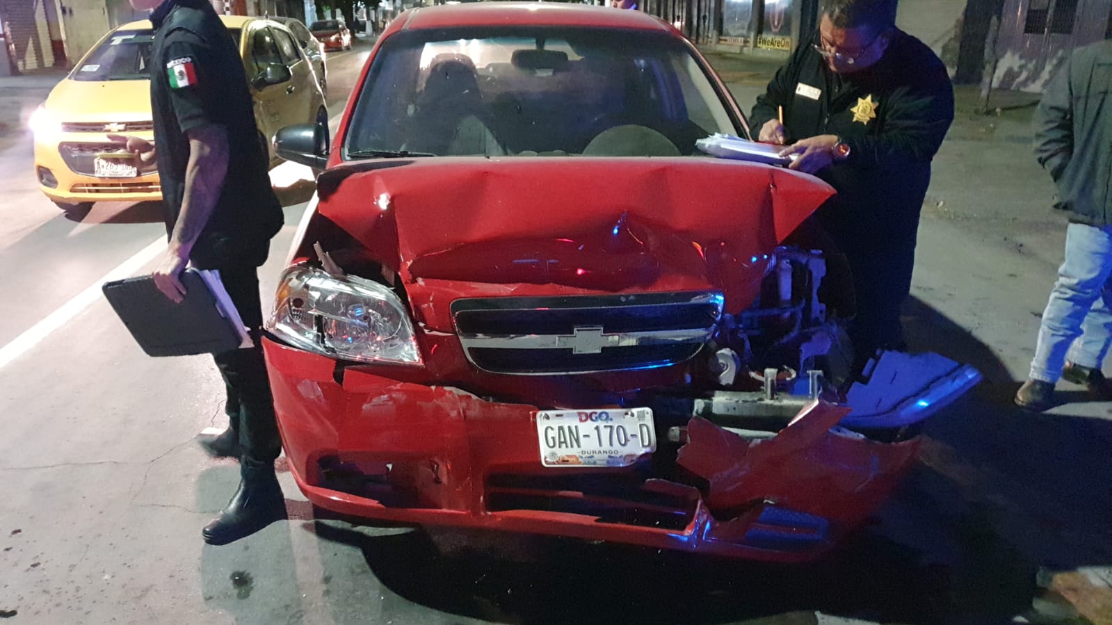 Conductor alcoholizado impacta su auto contra camioneta que esperaba la luz verde del semáforo