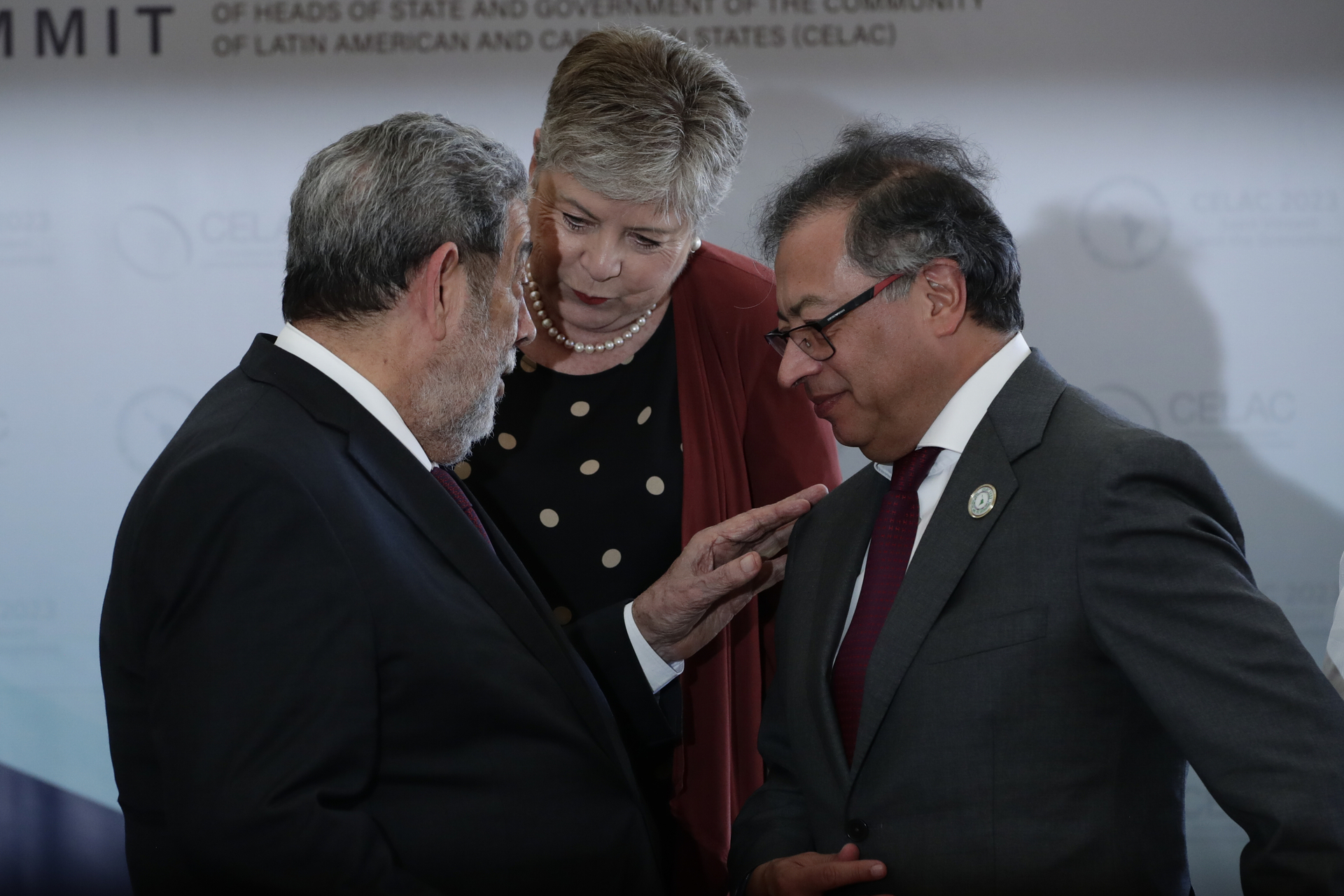 Ralph Gonsalves (i), primer ministro de San Vicente y las Granadinas, conversa con Alicia Barcena, secretaria de Relaciones Exteriores de México, y con el presidente de Colombia, Gustavo Petro. (ARCHIVO)