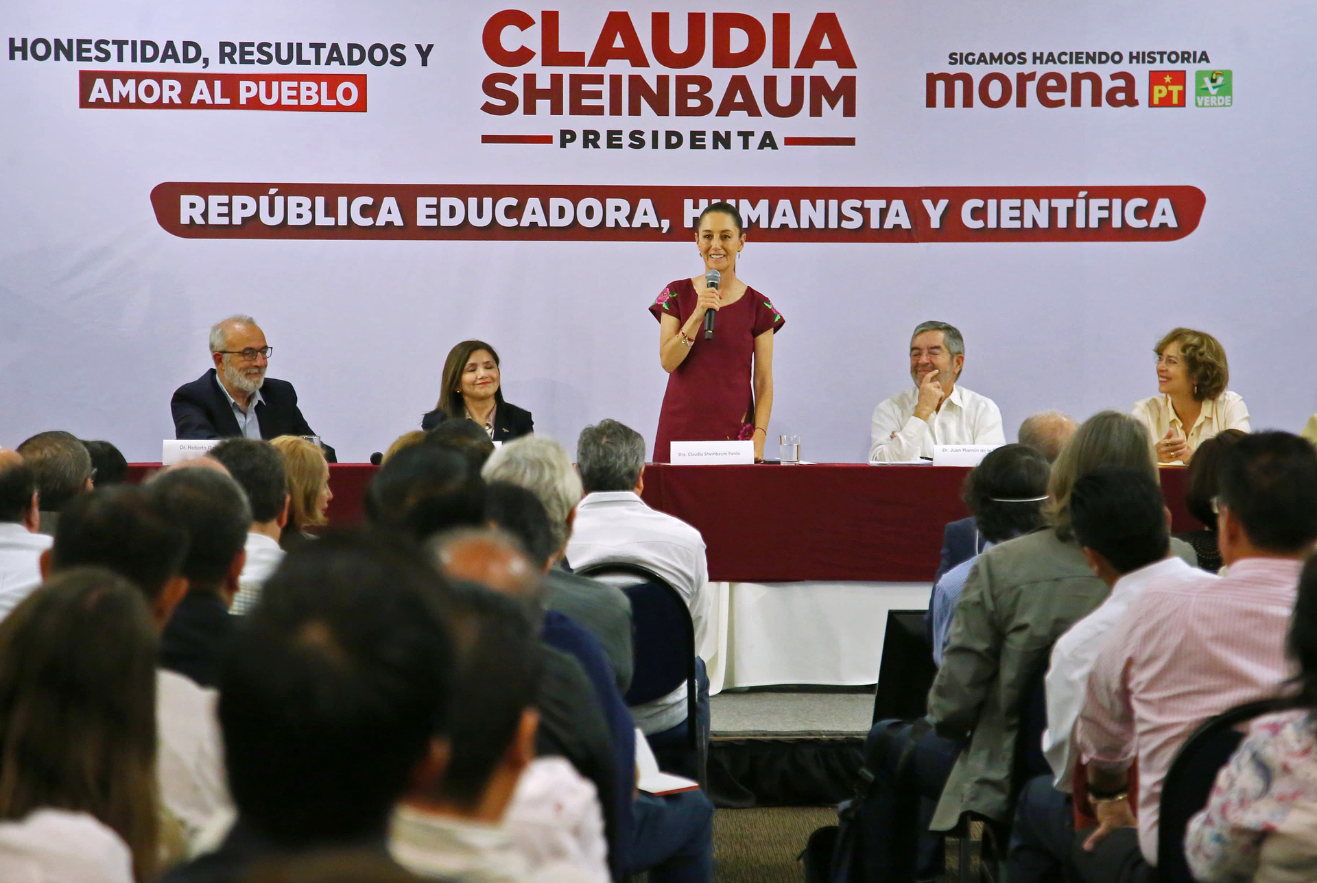 Sheinbaum promete crear plazas universitarias y duplicar las becas a estudiantes