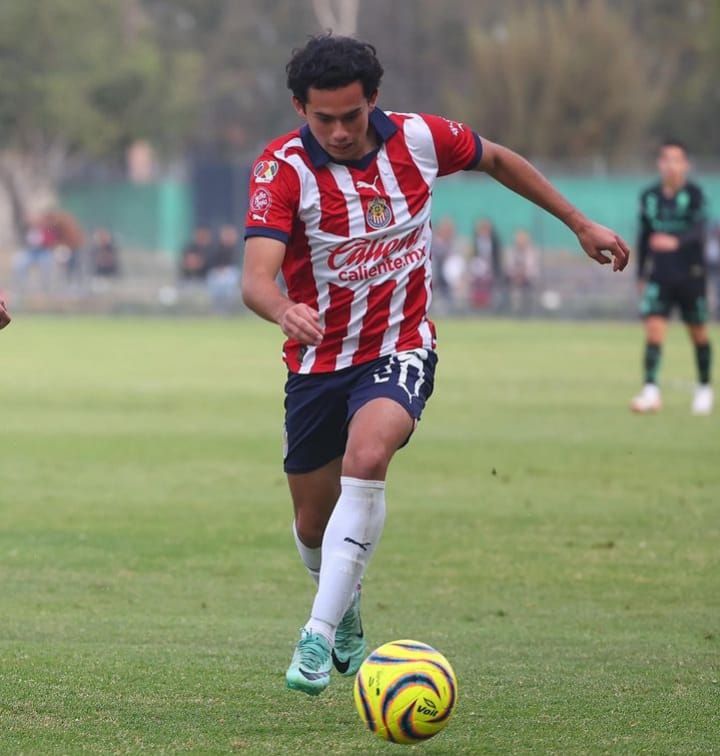 Con el conjunto tapatío el futbolista nacido en la Comarca Lagunera, ha tenido regularidad en cuanto a minutos jugados en la cancha (ESPECIAL)