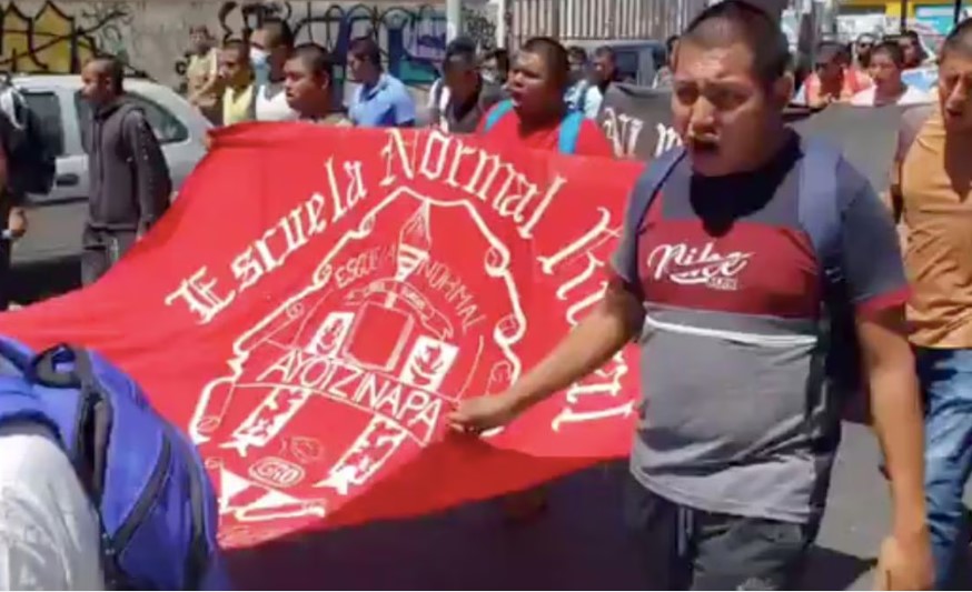 Cientos de normalistas de la Escuela Normal Rural Isidro Burgos, de Ayotzinapa, y otros estados del país