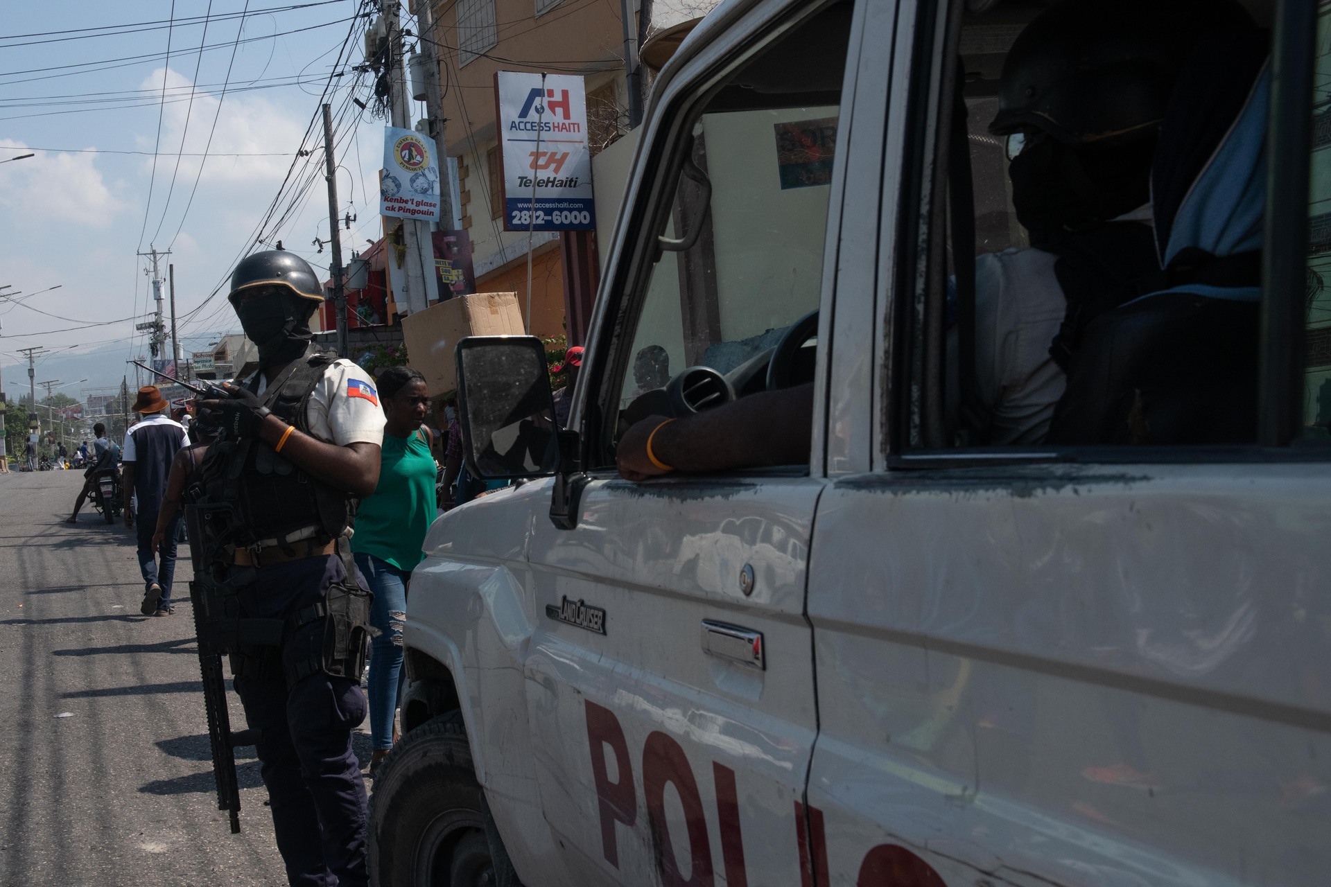 Policías hacen presencia en una protesta contra el ex primer ministro de Haití, Ariel Henry. (ARCHIVO)