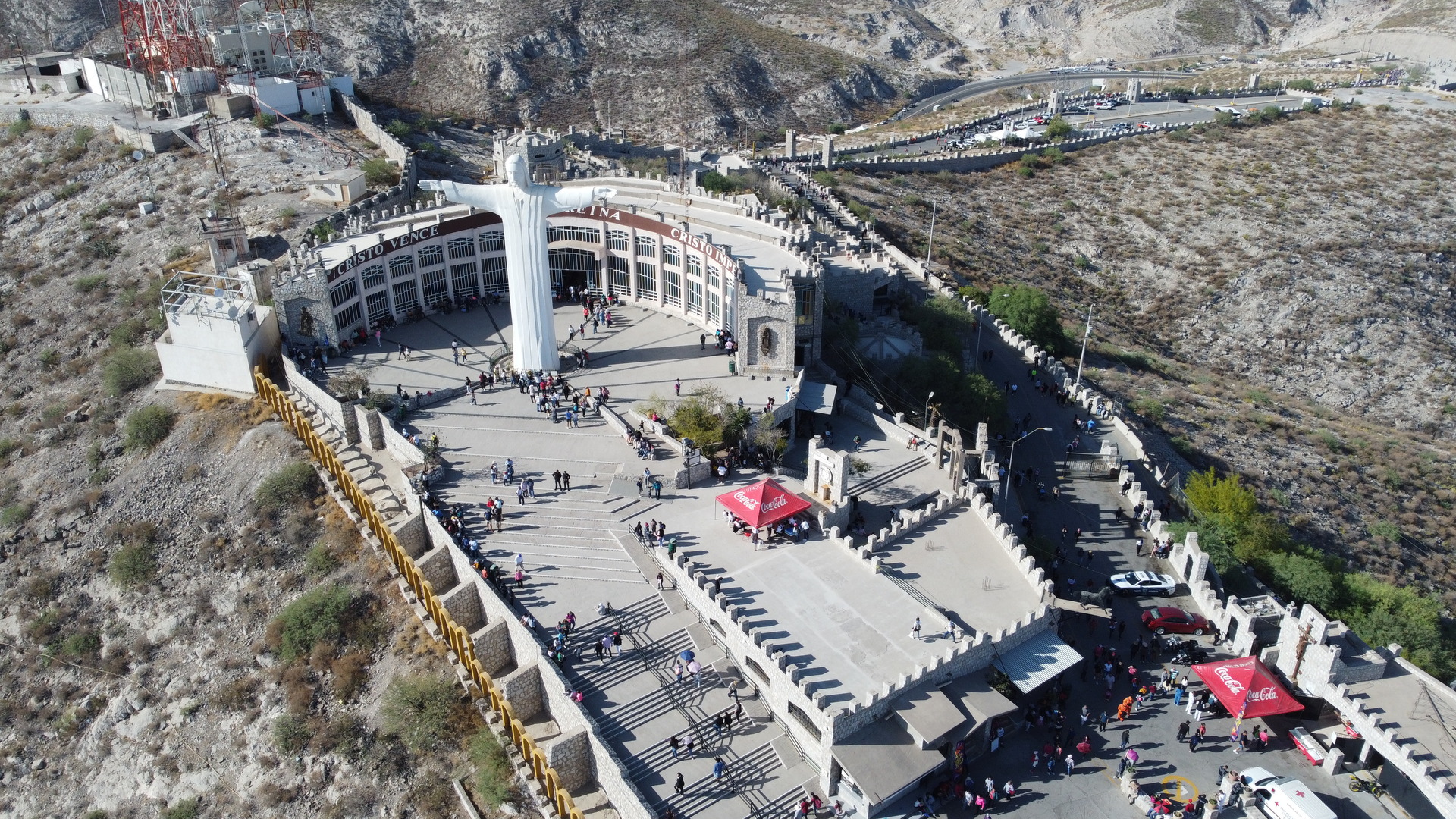 Víctor Gómez Hernández, rector del Santuario de Cristo Rey en el Cerro de las Noas, explicó que resulta insuficiente el espacio para los automóviles, por lo que se ampliará el estacionamiento a 85 cajones más, con lo que sumarían 175, sin embargo, indicó que aún estarían por debajo de lo requerido, que son 250 cajones.