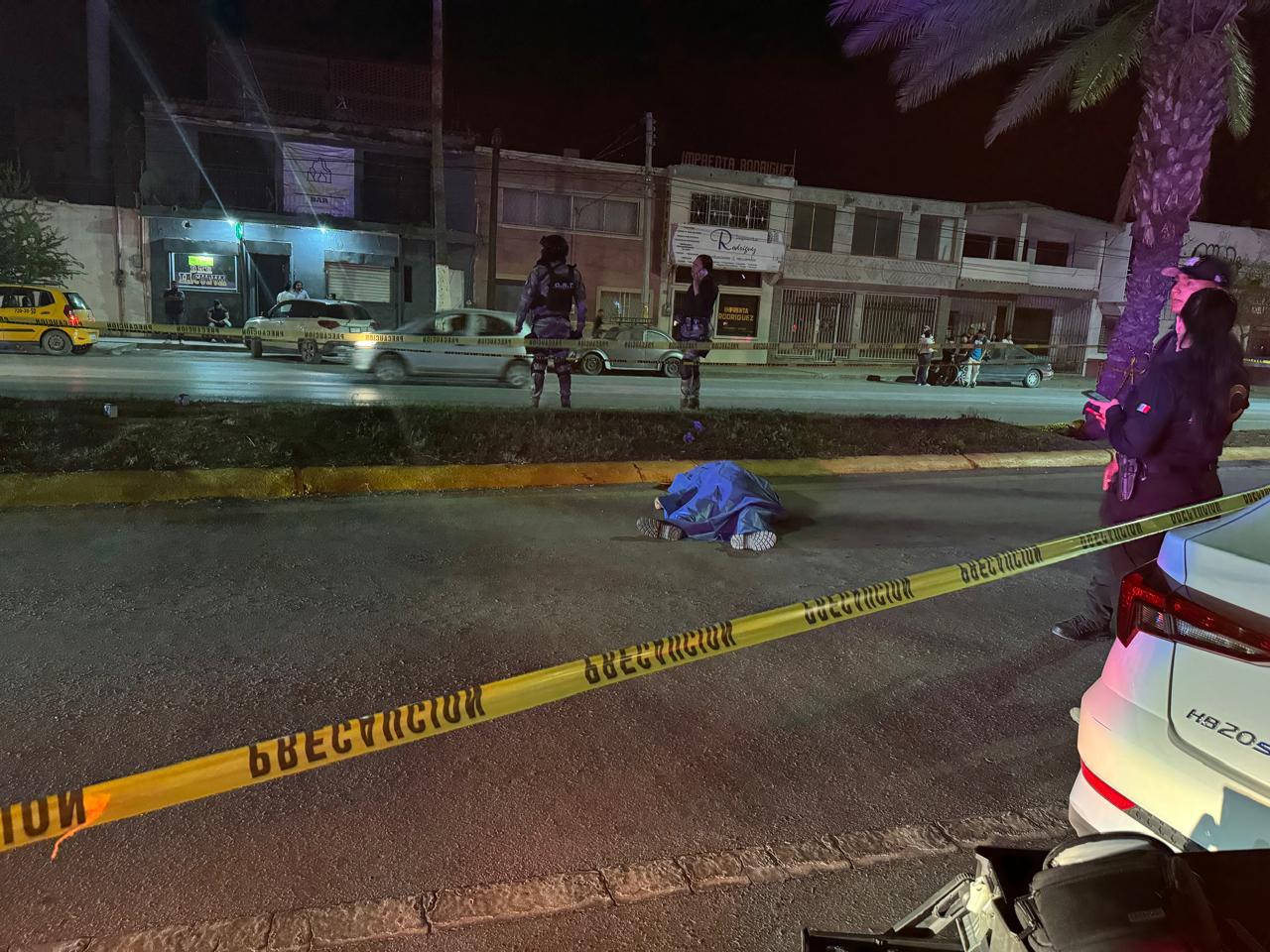 Un hombre murió tras ser arrollado en el bulevar Independencia de Torreón, el probable responsable intentó huir del lugar, aunque fue alcanzado cuadras adelante por los agentes de la Dirección de Seguridad Pública Municipal y quedó a disposición del agente del Ministerio Público. 
