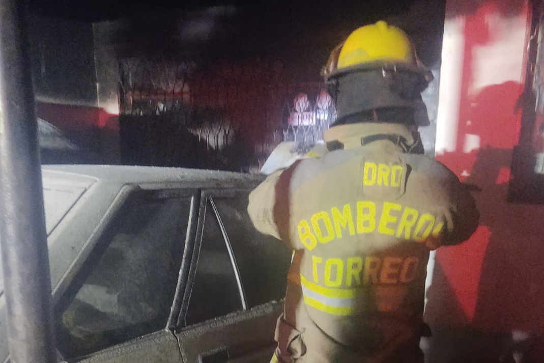 La madrugada del domingo elementos del cuerpo de Bomberos y de la unidad de Protección Civil de Torreón se movilizaron al sector Centro de la ciudad tras el reporte de un vehículo incendiado.