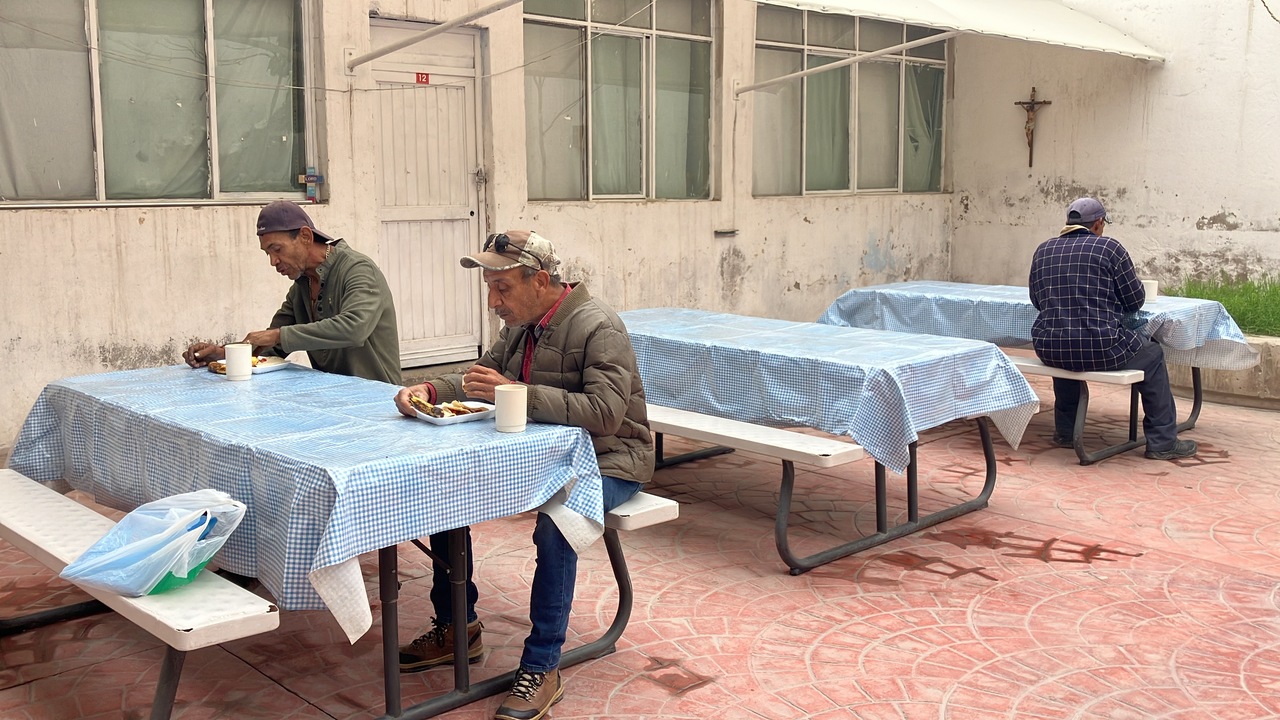 El Desayunador de Cáritas Gómez Palacio atiende a diario hasta 80 personas, parte de ellos son migrantes que buscan llegar a los Estados Unidos. (EL SIGLO DE TORREÓN)