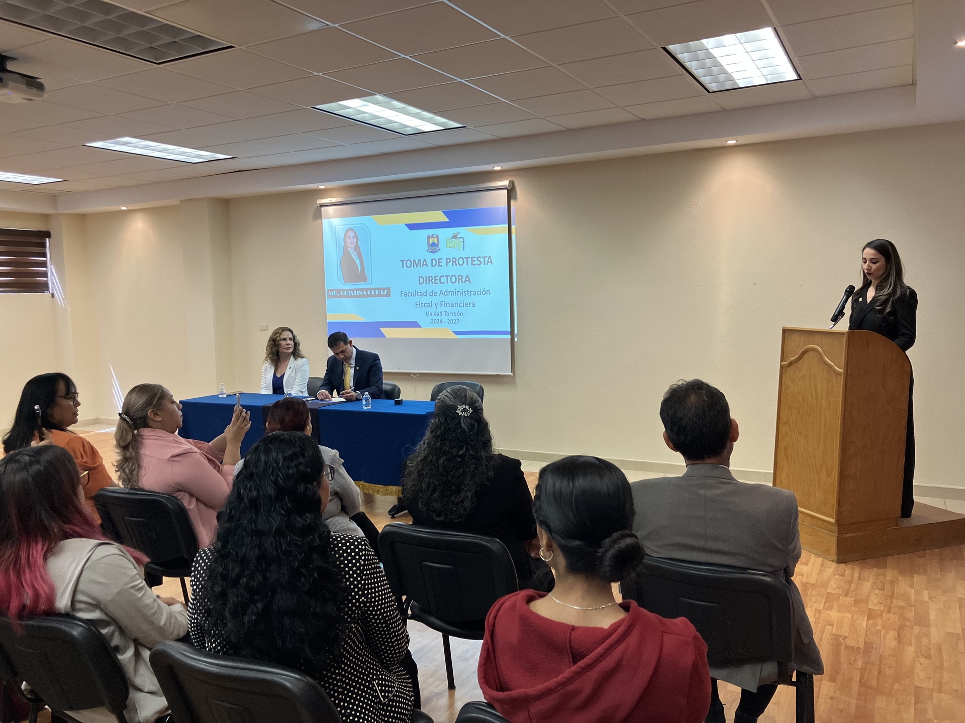 Toma protesta Cristina Ordaz Mota como nueva directora de la Facultad de Administración Fiscal y Financiera (FAFF) de la Universidad Autónoma de Coahuila (UA de C) Unidad Torreón. (ANGÉLICA SANDOVAL)