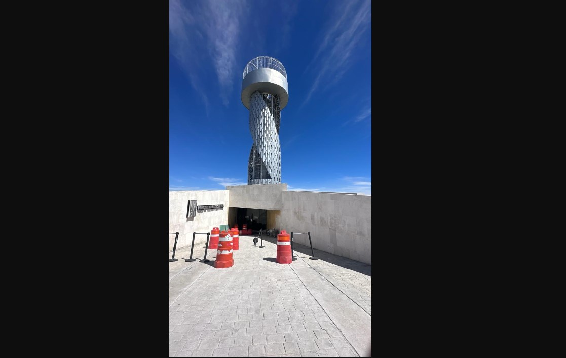 A pesar del inicio de las vacaciones de Semana Santa este domingo, quienes buscan disfrutar de las vistas panorámicas desde la emblemática Torre del Mirador de Saltillo se enfrentan a una decepción, ya que se encuentra en remodelación y no tiene acceso al público.