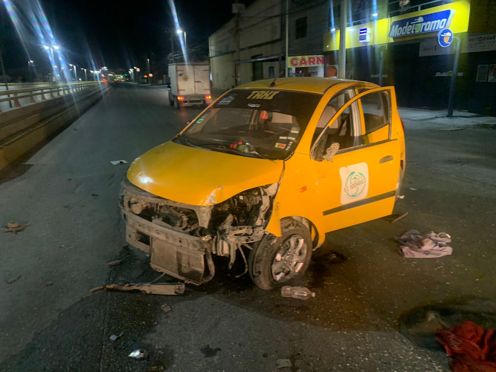 Taxista alcoholizado destroza su auto al chocar contra muro del desnivel Jumbo