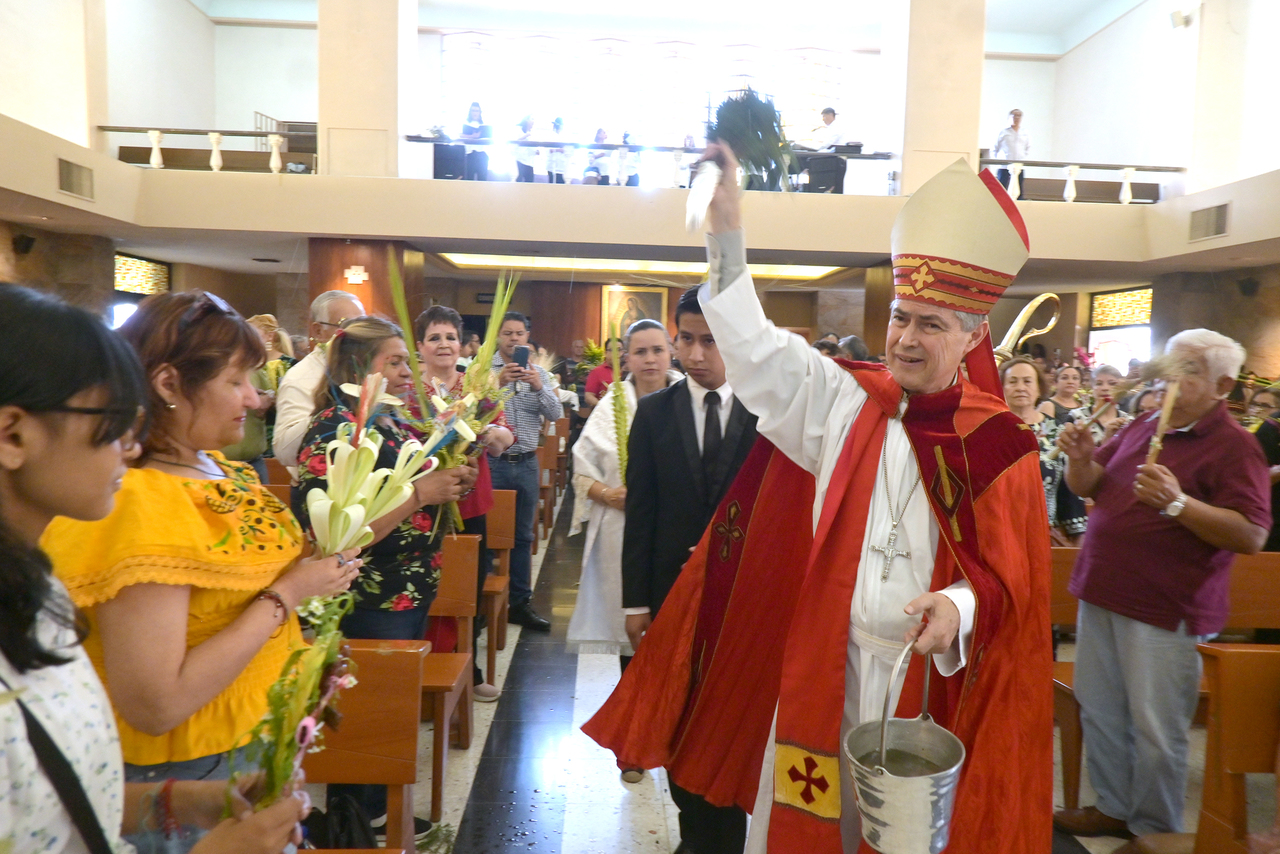 En Torreón, el obispo Luis Martín Barraza Beltrán, encabezó la bendición de palmas y la procesión por el Domingo de Ramos.