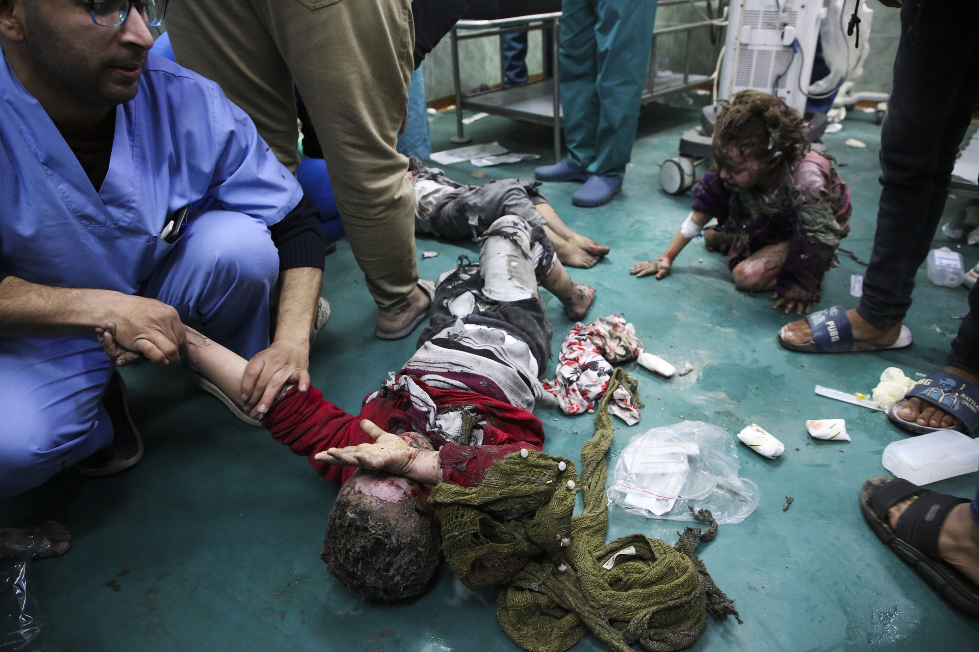 Niños palestinos heridos tras bombardeo en Rafah. (AP)
