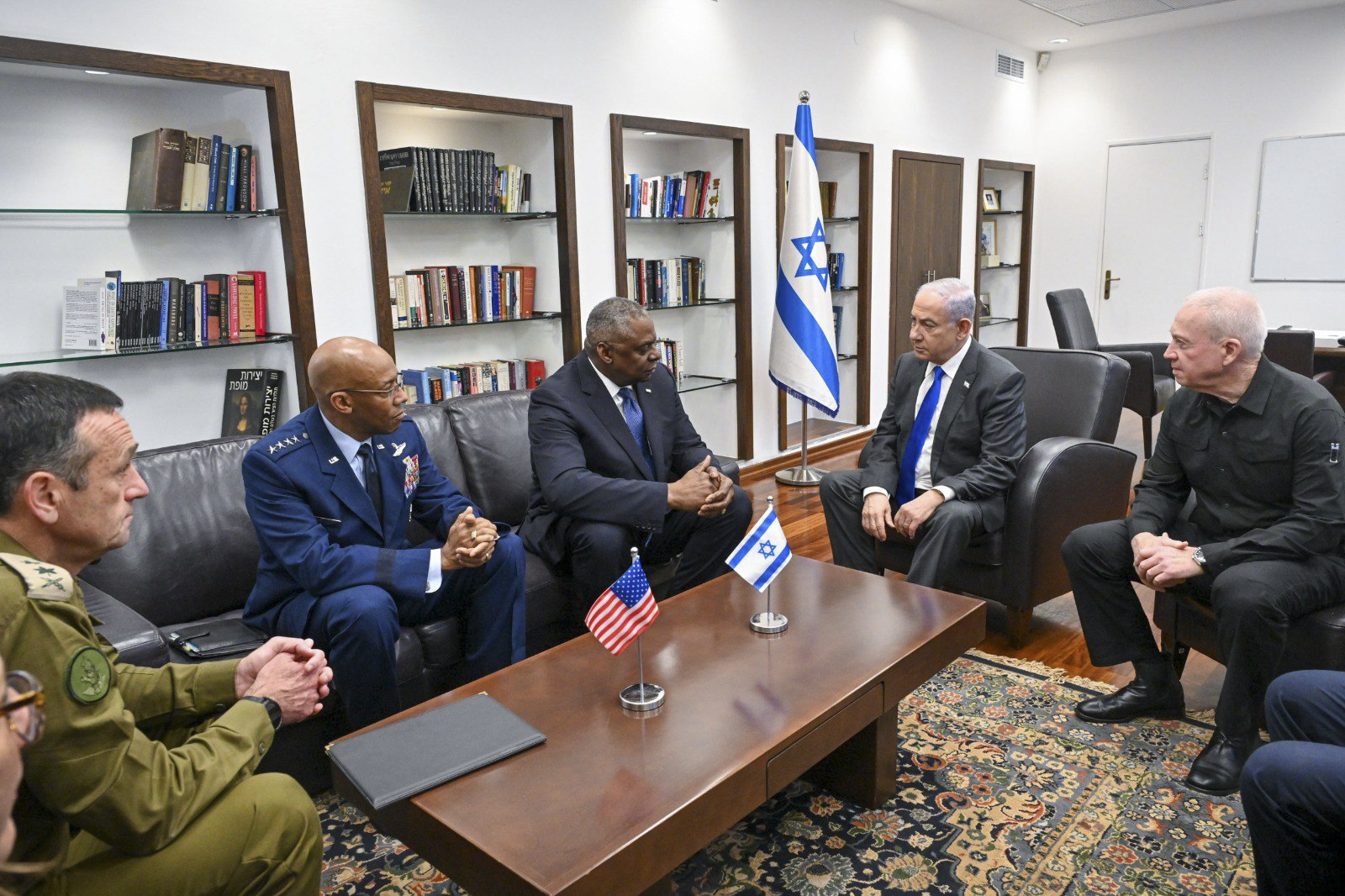 Lloyd Austin el jefe del Pentágono en reunión con el primer ministro Benjamín Netanyahu y el ministro israelí de Defensa Yoav Gallant. (ARCHIVO)