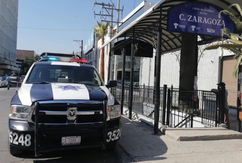 Menor le arrebata celular a jovencita y lo detienen en Centro de Torreón