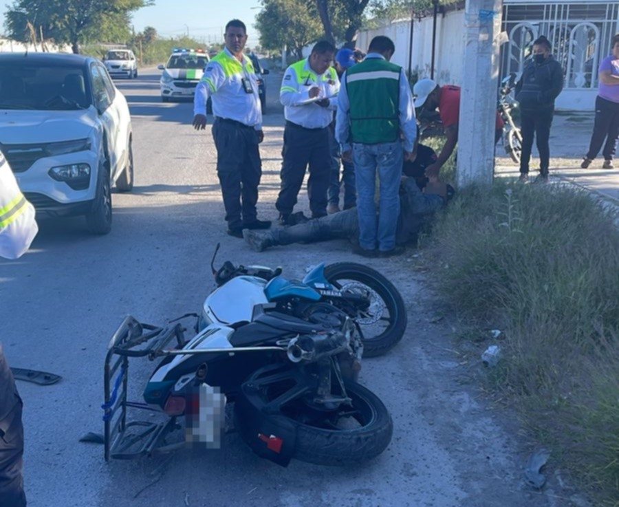 El motociclista salió proyectado a la cinta asfáltica luego de impactarse con un automóvil Renault. (EL SIGLO DE TORREÓN)