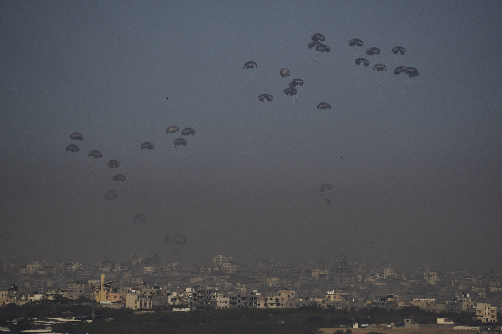 Ayuda humanitaria es lanzada desde el aire a la Franja de Gaza. (AP)