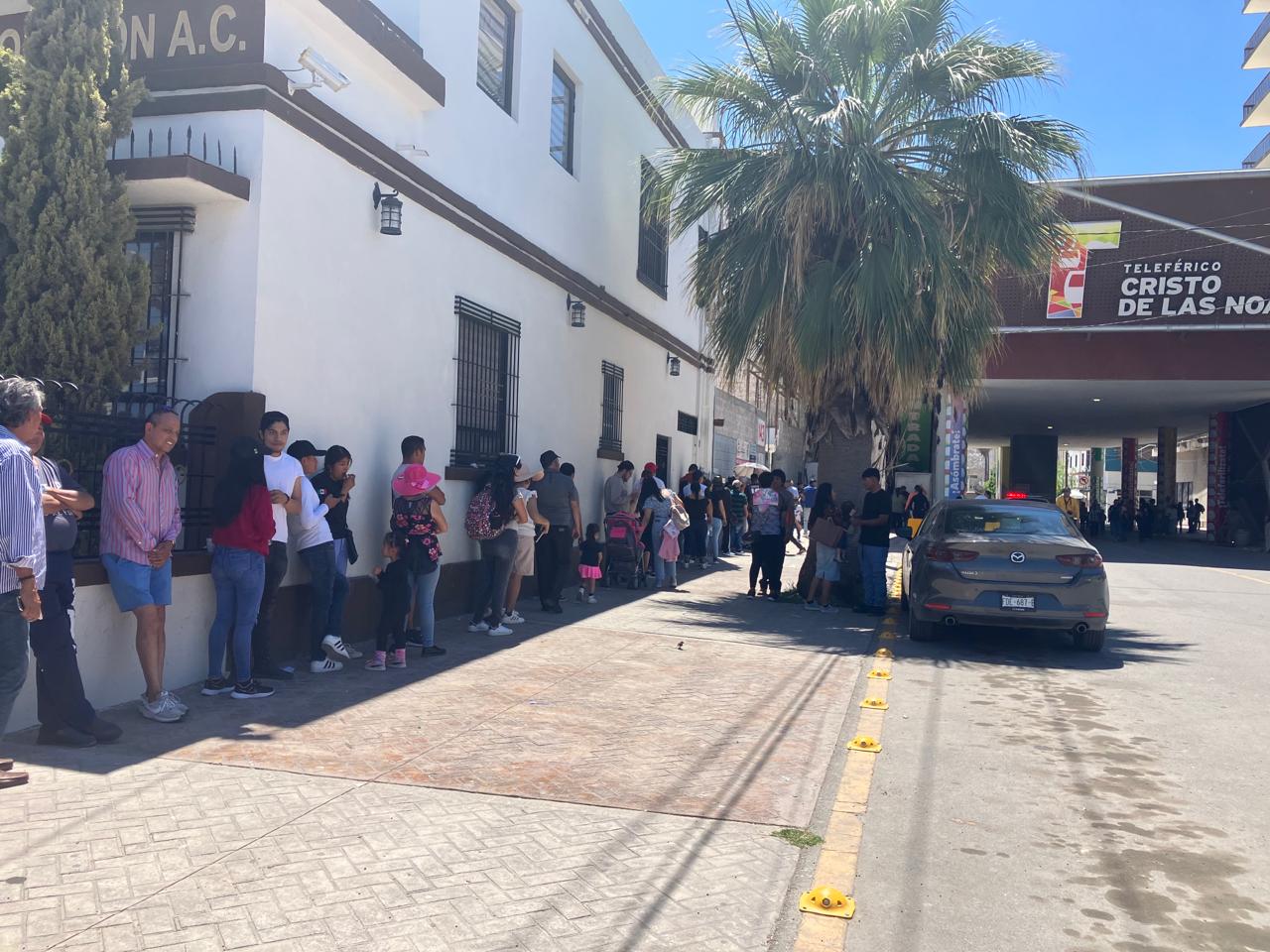 Visitantes abarrotan el Teleférico Torreón en Viernes Santo