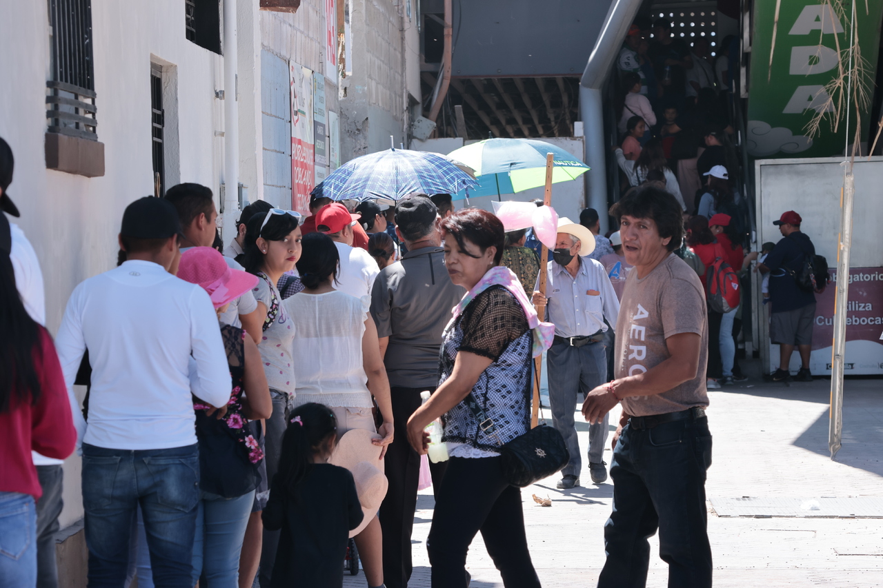 Este viernes, después del mediodía, la larga fila era tal que llegaba hasta la calle Matamoros y Treviño.